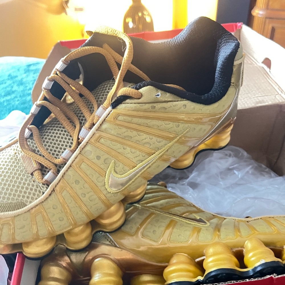 New Nike Men’s Gold/Yellow Shox Running Shoe size 9.5. Beautiful! - Picture 2 of 7